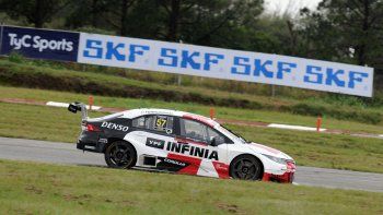 Vivian, con un Toyota Corolla, se impuso en la carrera clasificatoria del Súper TC2000 en Córdoba.