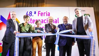 Corte de cintas: Ezequiel Martínez (director de la Feria), Gabriela Ricardes (Ministra de Cultura porteña), Liliana Heker, el embajador de Portugal, José Ludovice,, Alejandro Vaccaro y Jorge Macri.