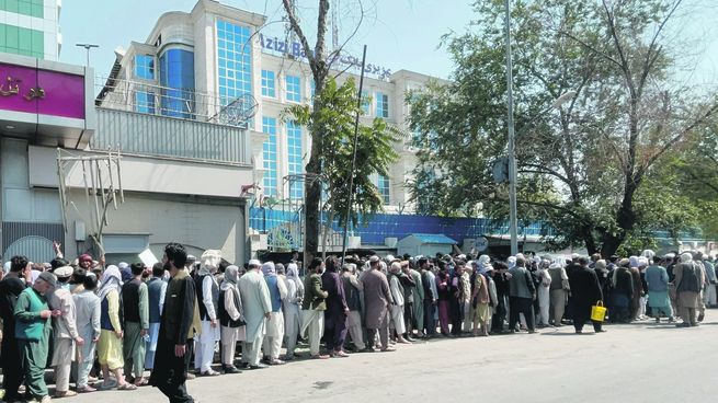 EMERGENCIA. El régimen talibán intentaba ayer poner en funcionamiento la economía del país ordenando la apertura de tiendas y bancos. En las fronteras, crecía el número de personas que buscaban huir.