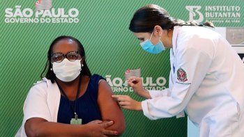 Mônica Calazans, una mujer negra de 54 años, que trabaja en una unidad de terapia intensiva, recibió la primera dosis de CoronaVac.