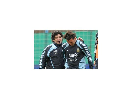 Maradona y Tevez en un entrenamiento de la Selección, cuando el 10 era entrenador del conjunto nacional.
