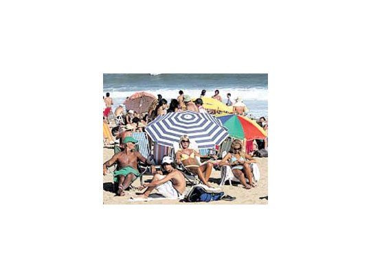 Los cosméticos para el verano se vendieron un 20% menos que en diciembre-enero pasados. Las marcas lanzan productos más baratos para conservar clientes.