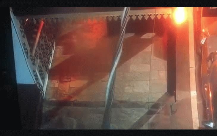 Se trata del joven que aparece aquí todo vestido de negro