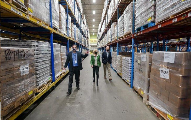 El presidente de Estados Unidos, Joe Biden, recorre una fábrica en Texas.