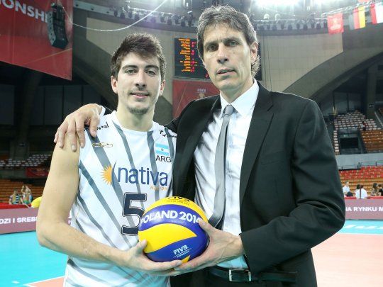 Jon Uriarte, junto a su hijo Nicolás, integrante de la actual selección de voley que dirige Marcelo  Méndez.