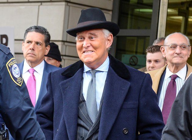 Provocador, como su amigo el presidente Donald Trump, el exasesor Roger Stone salió con una sonrisa burlona del tribunal.