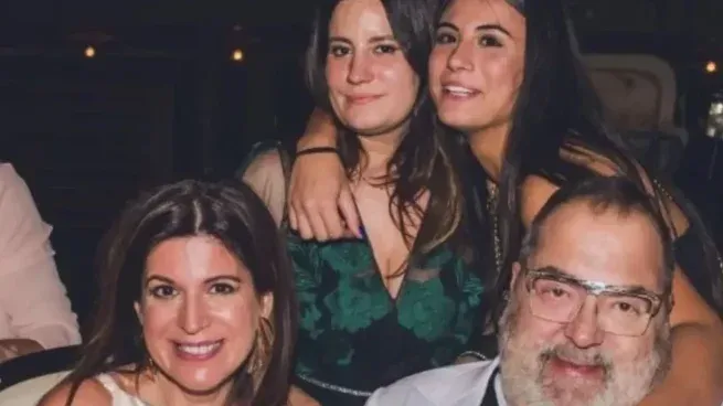 Elba Marcovecchio (abajo) junto a Jorge Lanata y sus hijas, Lola (derecha arriba) y Bárbara (izquierda arriba).