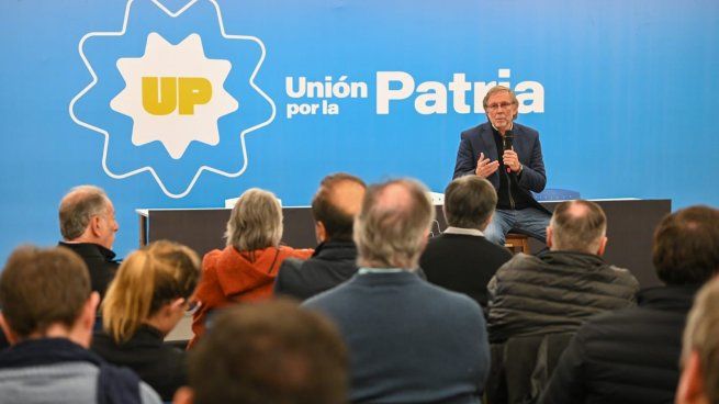 El ministro de Agricultura, Juan José Bahillo, encabezó el primer encuentro de la Mesa Agroalimentaria.&nbsp;