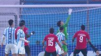 El arquero de Racing protagonizó un insólito blooper.
