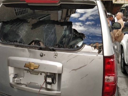 La camioneta, propiedad de Guaid&oacute;, fue destrozada por los llamados colectivos chavistas.