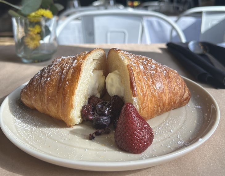 El croissant relleno propone una fusión entre panadería y postre.