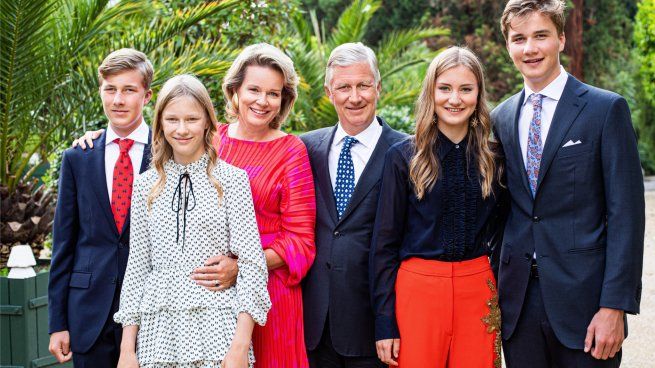 El rey de los Belgas , Philippe Léopold Louis Marie de Belgique, junto a su familia.