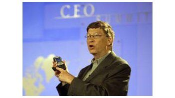 Bill Gates, según reconoció su esposa, no permite a sus tres hijos el uso de iPods o iPhone.