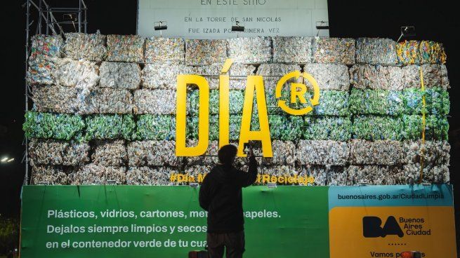 E Obelisco amaneció rodeado de plástico reciclado.