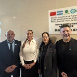 Walter Nupieri, de la Unión Industrial de Merlo; la diputada Roxana Monzón; representantes de China y el intendente Gustavo Menéndez, durante la inauguración de la nueva oficina que impulsará acuerdos bilaterales Walter Nupieri, de la Unión Industrial de Merlo; la diputada Roxana Monzón; representantes de China y el intendente Gustavo Menéndez, durante la inauguración de la nueva oficina que impulsará acuerdos bilaterales