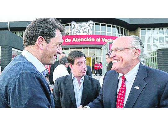 Apretón de manos. Rudolph Giuliani acompañará a Sergio Massa en la presentación de un informe sobre la inseguridad bonaerense. El renovador cosecha los frutos de su relación con el autor de la tolerancia cero.