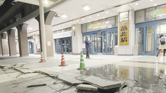 Temor. El sismo, con epicentro cerca de la costa japonesa, produjo una gran preocupación en la población. Se registró en horas de la noche y activó las alarmas de tsunami.