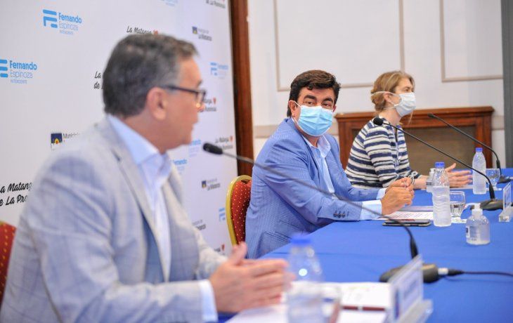 Fernando Espinoza, junto con el presidente del Instituto Nacional de Tecnología Industrial, Rubén Geneyro, y la secretaria de Producción de La Matanza, Débora Giorgi, lanzaron el Programa Ventanilla Única.