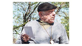 Norman Briski es el anciano afecto a correr con su silla de ruedas en «Los chicos desaparecen», sencillo e interesante film del género fantástico basado en una novela de Gabriel Báñez.