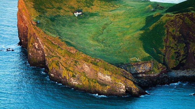 Una casa misteriosa y solitaria al sur de Islandia. 