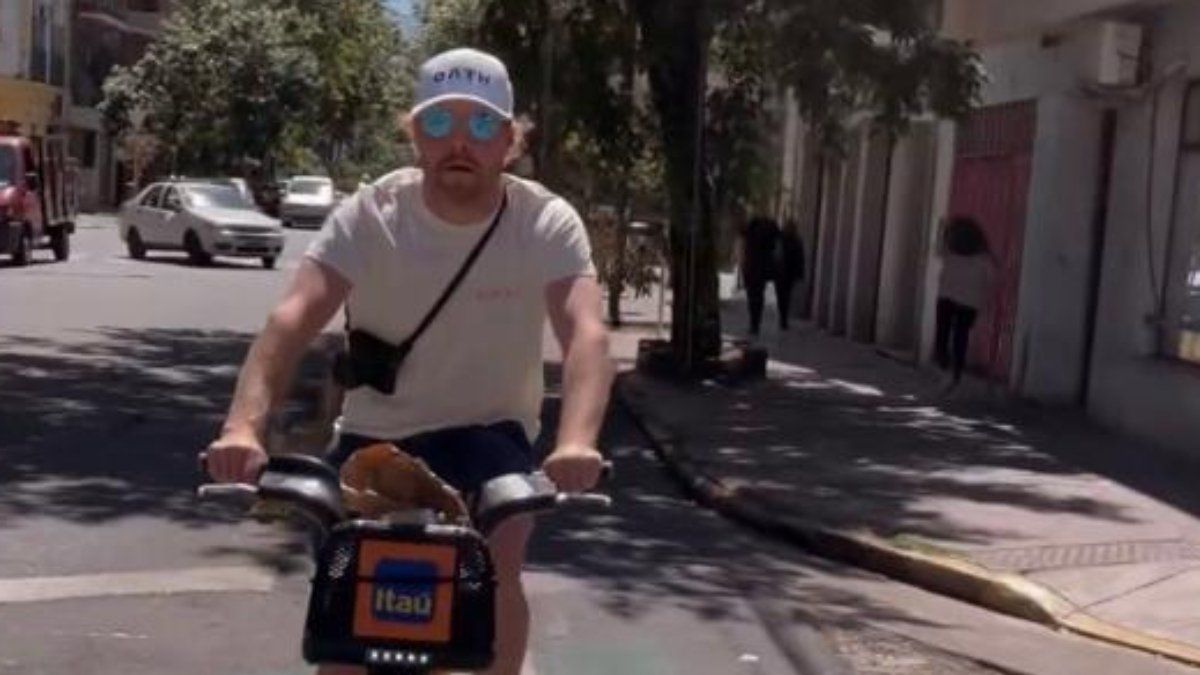 Turismo en Buenos Aires: dos deportistas internacionales visitaron la ciudad en bicicleta
