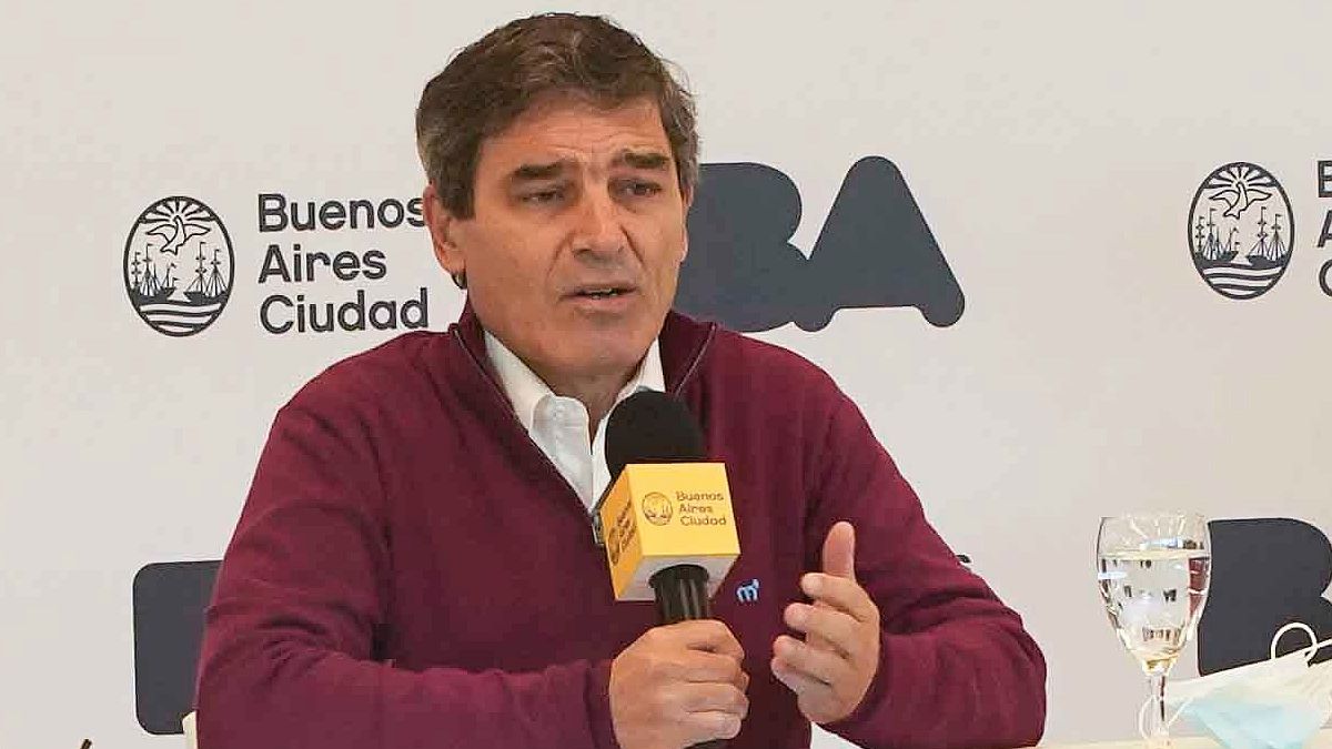 Vacunación en Ciudad: Fernán Quirós aseguró que "es probable que con la cuarta dosis sea suficiente"