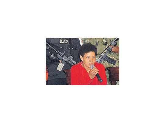 Nelly Avila Moreno, alias «Karina», instó ayer a sus ex compañeros de armas de las FARC a entregarse a las autoridades. Describió ante los periodistas una guerrilla desarticulada.