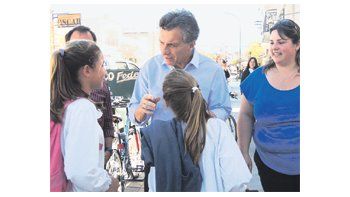 El jefe de Gobierno porteño Mauricio Macri, en la localidad bonaerense de Laprida, ayer, salió a tocar timbres para promover candidatos del PRO y postularse ya a presidente.