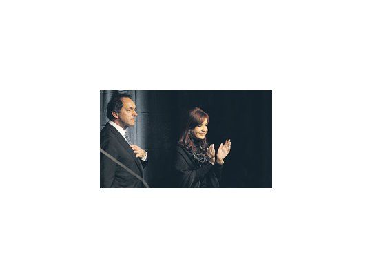 Daniel Scioli, en la foto acompañando a Cristina de Kirchner, tiene ahora una agrupación bautizada con sus iniciales: D.O.S.