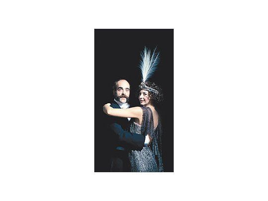 La gracia de «Inconscientes» reside enhabilidad para llevar al espectador de sorpresaen sorpresa, y de locura en locura,siguiendo las pisadas de un médico devieja escuela y su linda cuñada, entusiastafreudiana.