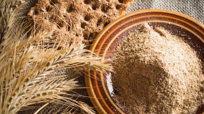 La harina integral está hecha a base de granos enteros de trigo.