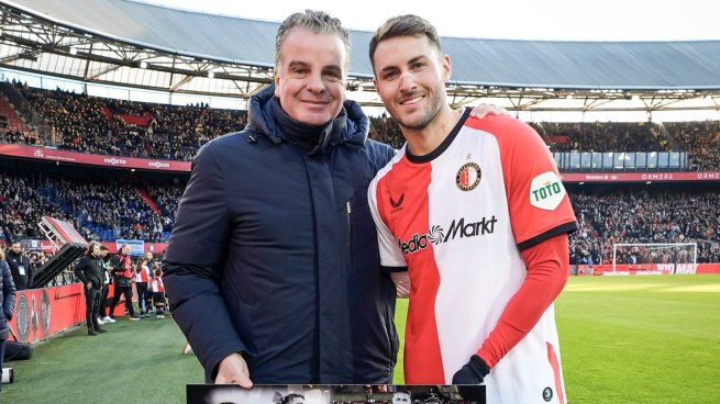 Santiago Giménez es reconocido por los dirigentes del Feyenoord al llegar a los 100 partidos con la camiseta del club.