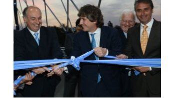 El vicepresidente a cargo del Poder Ejecutivo, Amado Boudou,junto al intendente de Villa María Eduardo Accastello y el intendente de Villa Nueva, Guillermo Cavanero, encabeza la inauguración de obras viales en Córdoba.