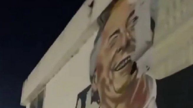 El mural de Néstor Kirchner que fue tapado en la sede del Correo Argentino en Retiro