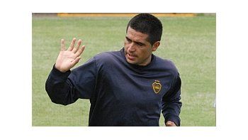 Juan Román Riquelme volció a entrenar en forma dirferenciada y estiman que tampoco estará para entrentar a San Lorenzo.