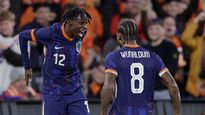 Países Bajos se inspiró en el segundo tiempo y dio un show de fútbol ante Canadá, en Rotterdam. Georginio Wijnaldum celebra con Jeremie Frimpong, autor del segundo tanto.