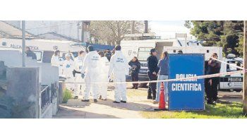 HORROR. El barrio se conmocionó por el quíntuple crimen y la llegada de numerosos efectivos de Policía. Los cuerpos del hijo del asesino y del vecino quedaron tirados en la vereda.