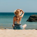 Minimal beach: la tendencia que reemplaza las reposeras por contacto directo con la arena y libertad para moverse en la playa. Minimal beach: la tendencia que reemplaza las reposeras por contacto directo con la arena y libertad para moverse en la playa.