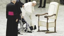 El papa Francisco ua desde hace meses una silla de ruedas para moverse.