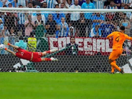 van dijk atajada dibu martinez.jpg