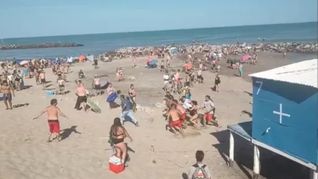 Miles de turistas se encontraban en la playa de Mar Chiquita cuando el nivel del mar subió de manera repentina.