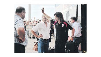Matías Almeyda baja del micro y recibe el afecto del público local. River juega mañana en Madryn ante Guillermo Brown.