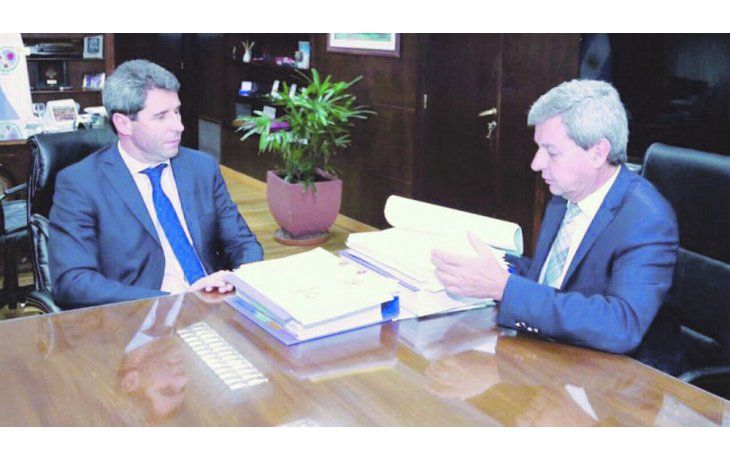 Chequeo. El gobernador Sergio Uñac, junto al ministro de Hacienda, Roberto Gattoni, da el último vistazo al proyecto del Presupuesto antes de ser enviado a la Legislatura.