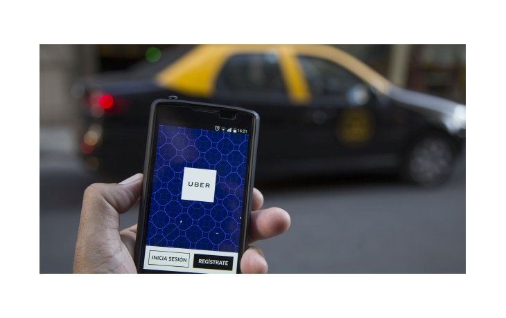 La aplicación móvil Uber comenzó a operar en Argentina este martes. Taxistas realizaron piquetes en varias esquinas de la Ciudad.
