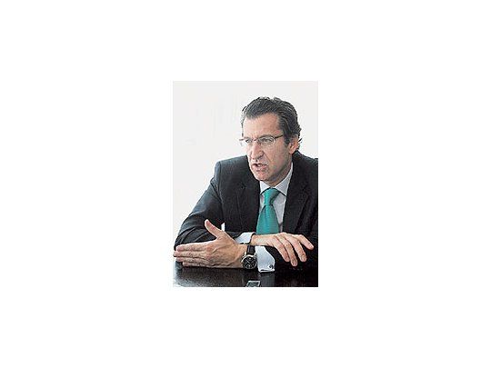 AlbertoNúñezFeijoó,candidatoconservadoren Galicia ymanoderecha dellíder delPartidoPopular,MarianoRajoy,denuncia quela economíaespañoladestruye enla actualidadseis milempleos pordía.