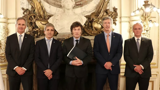 Javier Milei habló en cadena nacional junto a su equio económico.