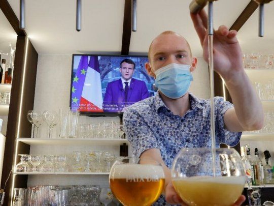 En Francia se exige un certificado de vacunación contra el coronavirus para acceder a bares, cines y festivales.
