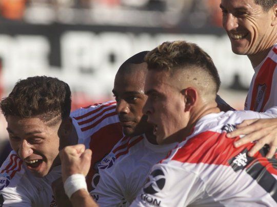 River manda en la Superliga a 5 fechas del final.