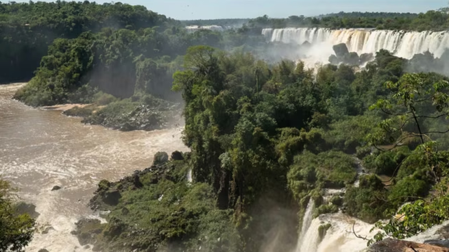 El río Iguazú llegó a registrar caudales cercanos a los 15.800 metros cúbicos por segundo durante la crecida de octubre.