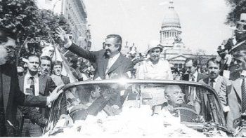 El presidente Raúl Alfonsín hizo el recorrido desde el Congreso hasta la Casa de  Gobierno en el Cadillac que le regalaron a Juan Domingo Perón.